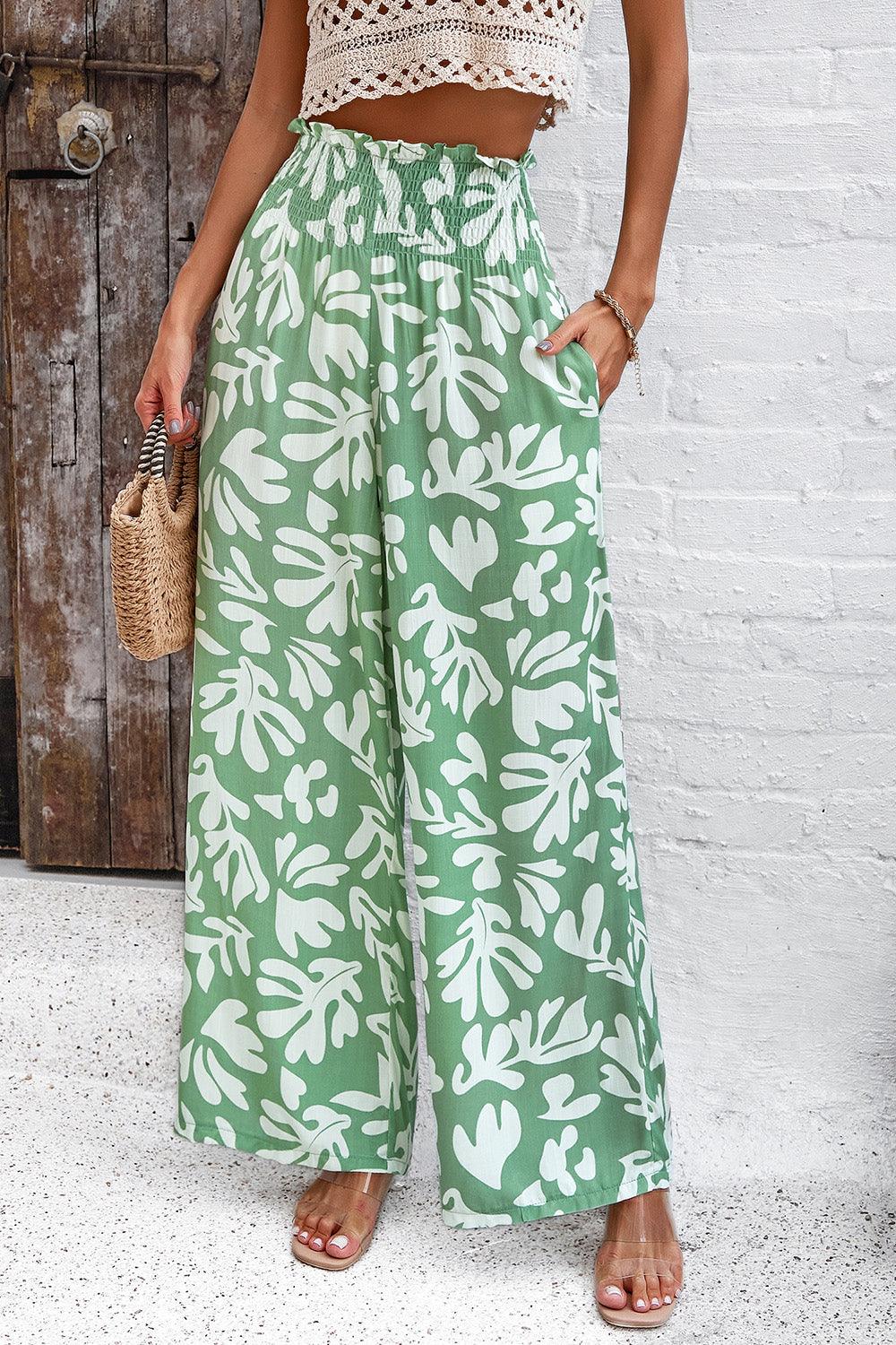 Pantalones anchos con bolsillos y estampado fruncido