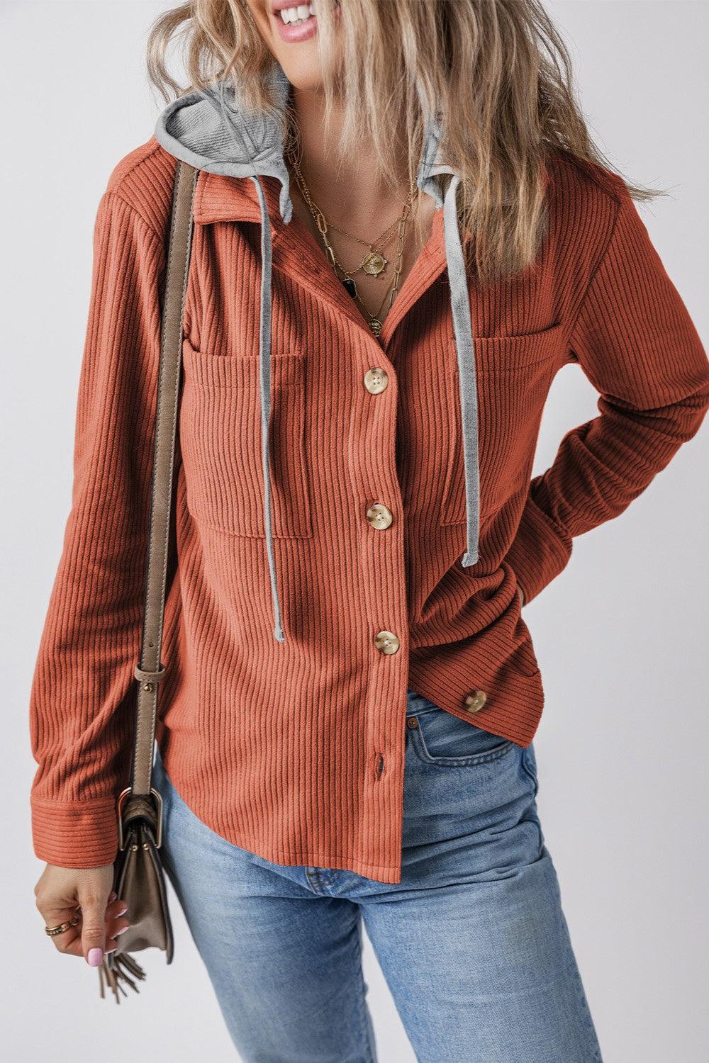 Chaqueta con capucha y manga larga con botones y cordón