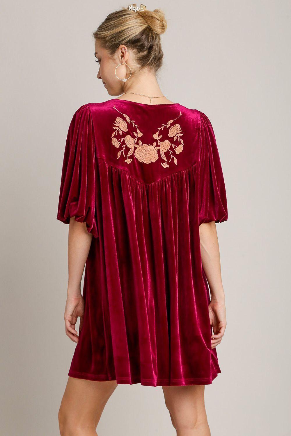 Vestido corto de terciopelo con media manga y borlas bordadas de Umgee