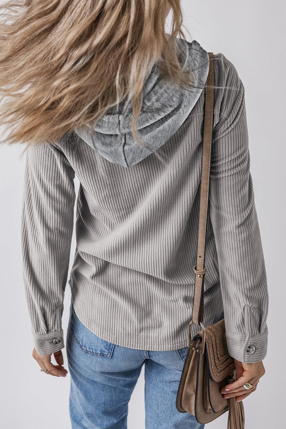 Chaqueta con capucha y manga larga con botones y cordón