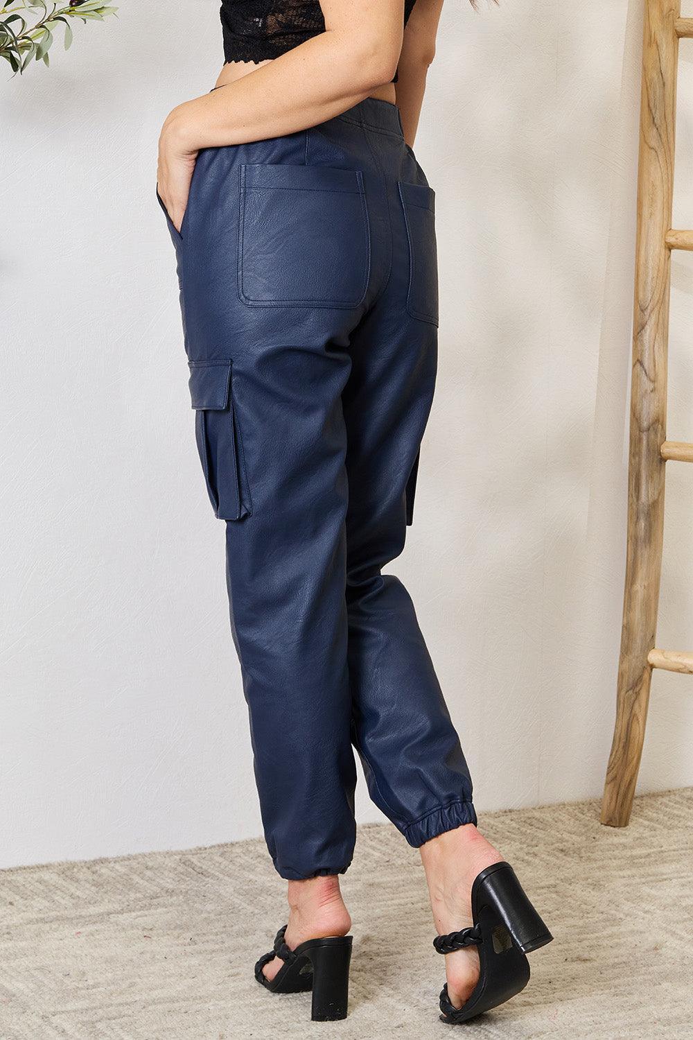 Pantalones de jogging cargo de piel sintética con cintura alta de Kancan
