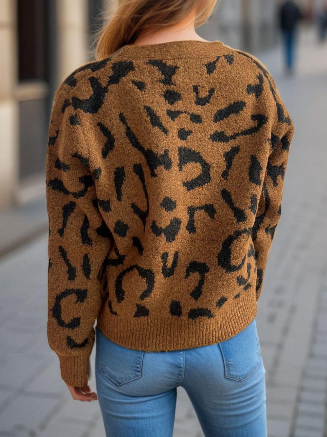Cárdigan con cuello en V y botones de leopardo