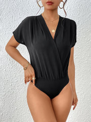 Body fruncido de manga corta con escote cruzado