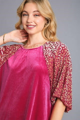 Blusa de terciopelo con mangas abullonadas y cuello redondo de leopardo de Umgee