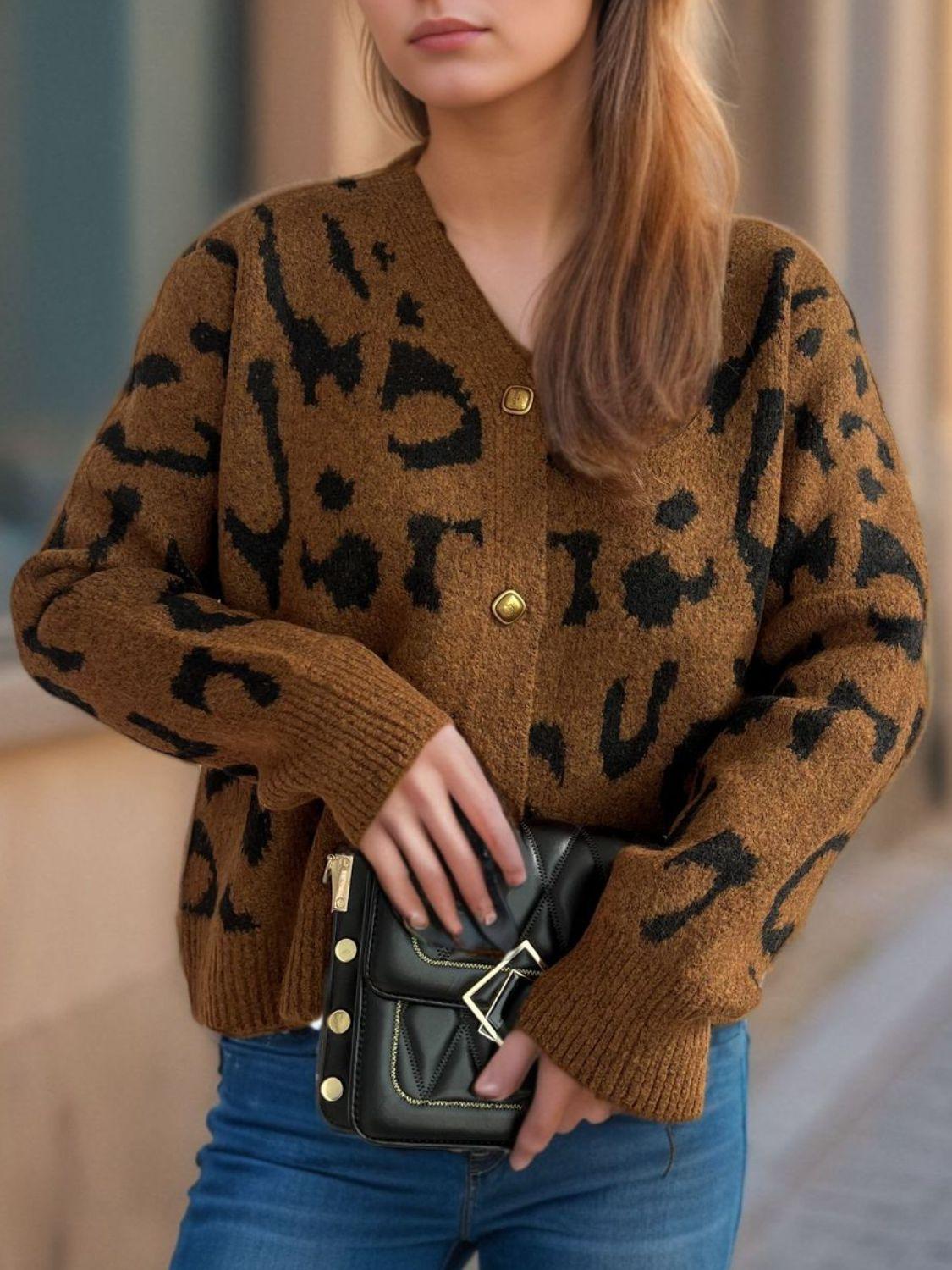 Cárdigan con cuello en V y botones de leopardo