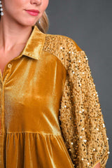 Camisa de media manga con espalda escalonada y detalle de lentejuelas de Umgee