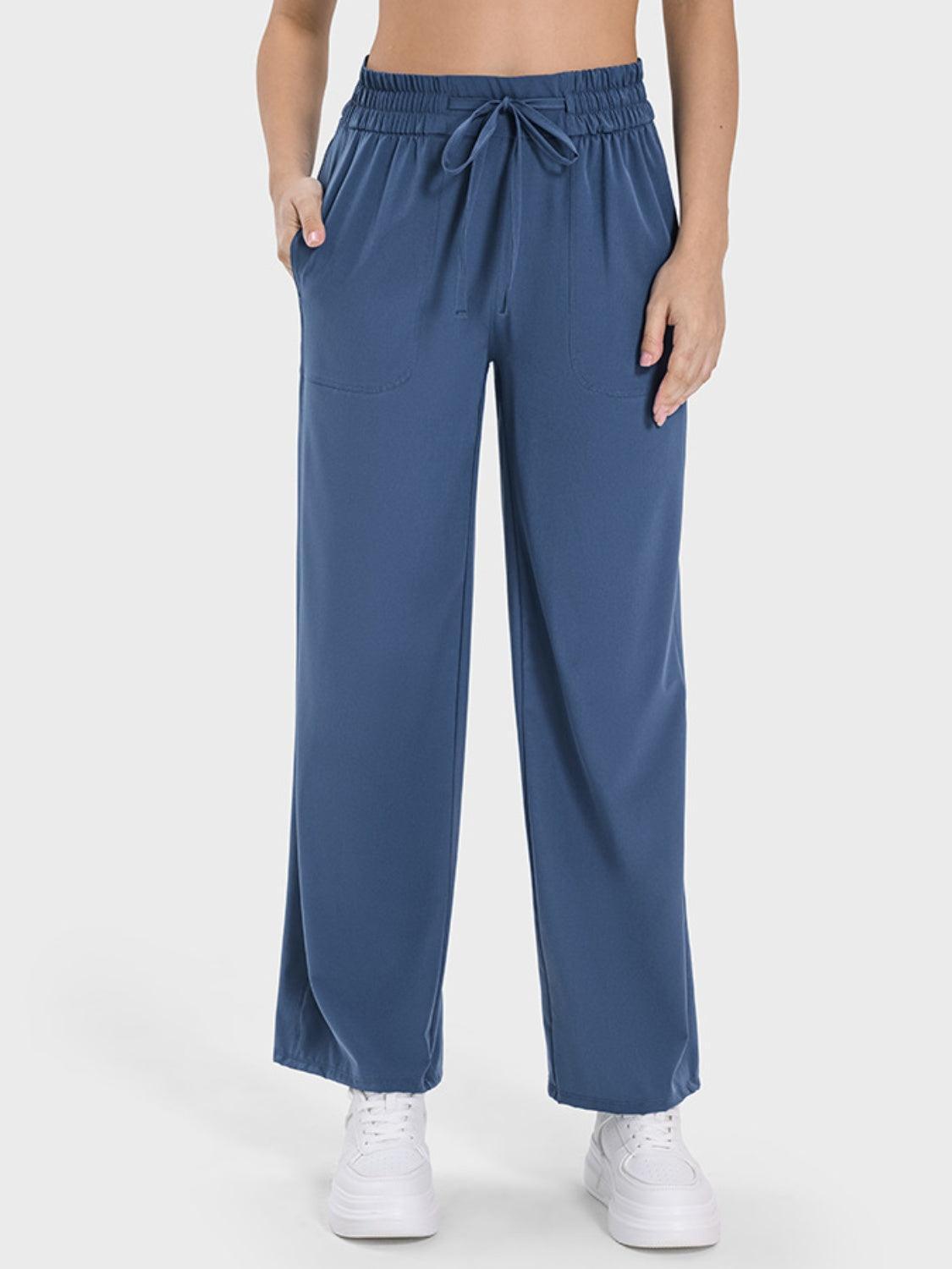 Pantalones deportivos con bolsillos y cordón
