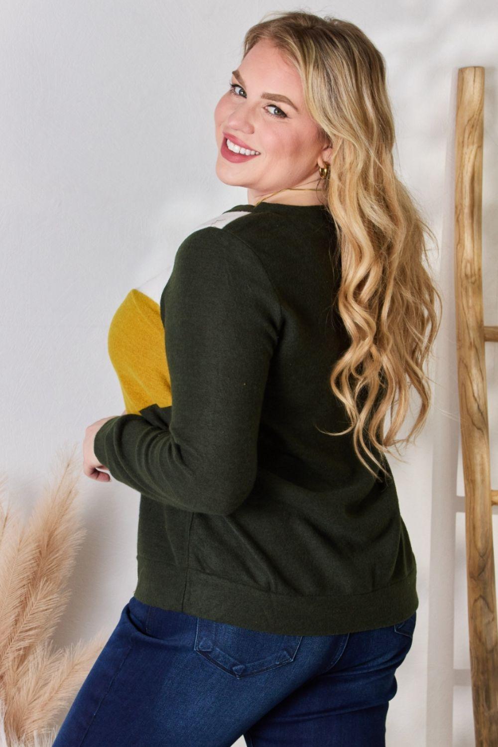 Blusa con escote en V y bloques de color en talla grande de Hailey &amp; Co.