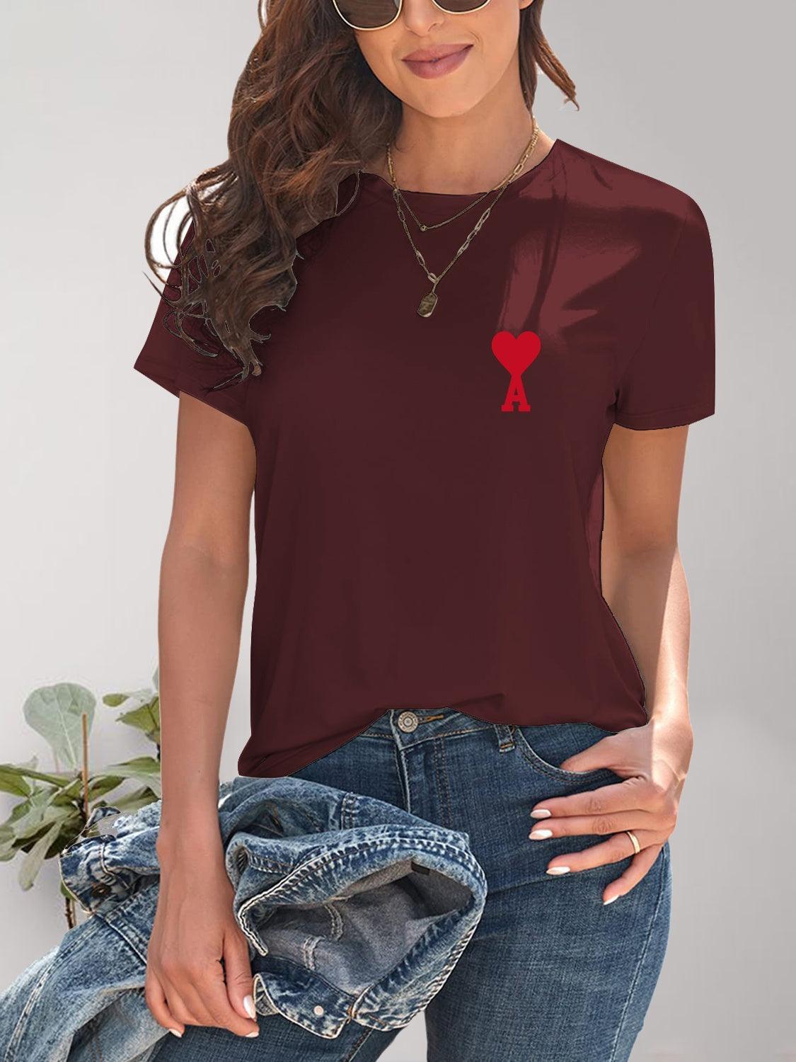 Camiseta de manga corta con cuello redondo y corazón