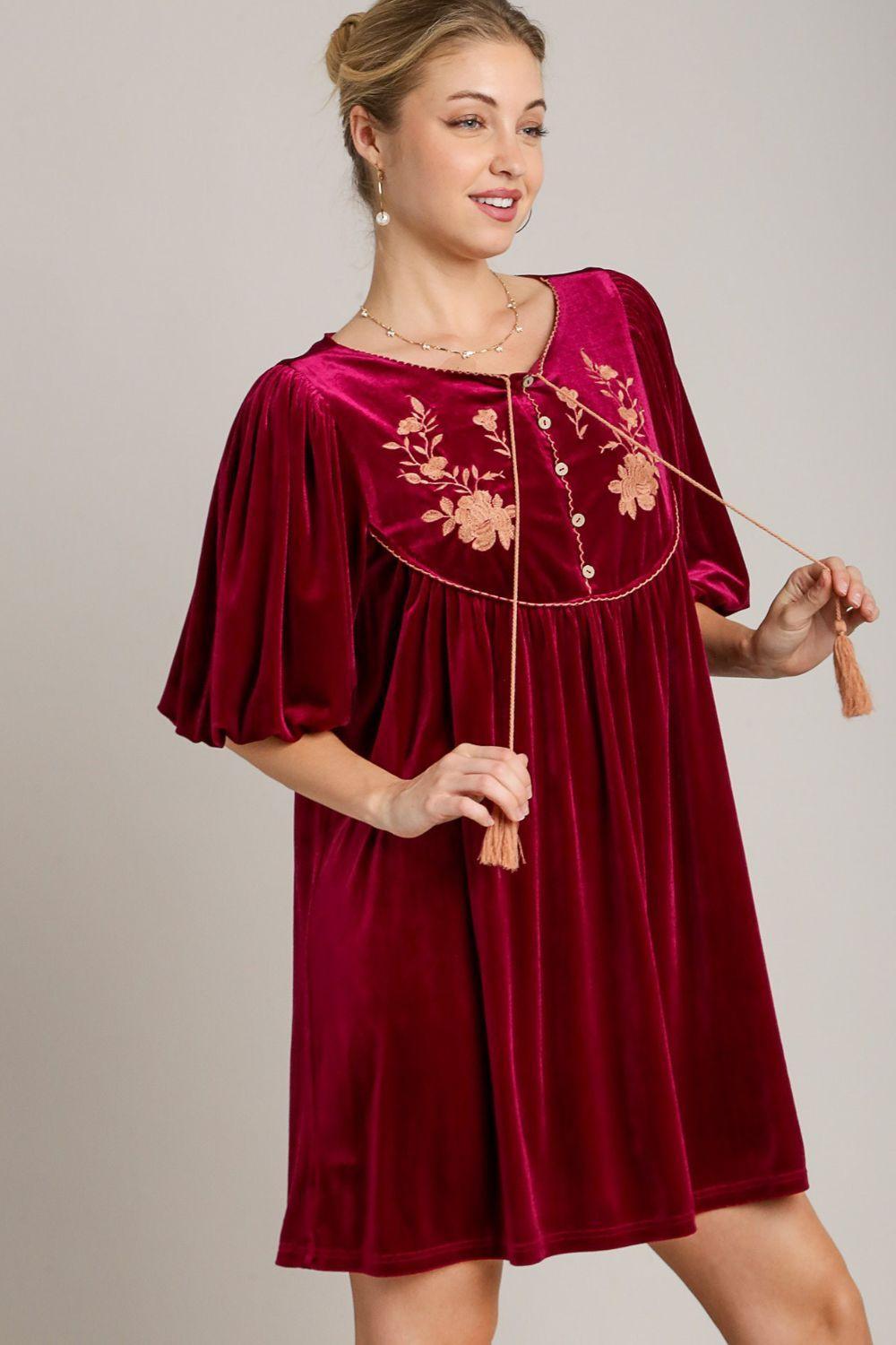 Vestido corto de terciopelo con media manga y borlas bordadas de Umgee