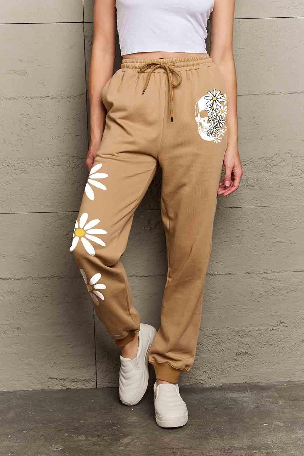 Pantalones deportivos largos con estampado de flores y calaveras y cordón ajustable Simply Love Simply Love