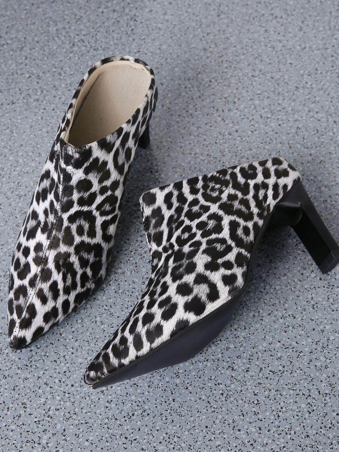 Zapatos de tacón de piel sintética con punta de leopardo