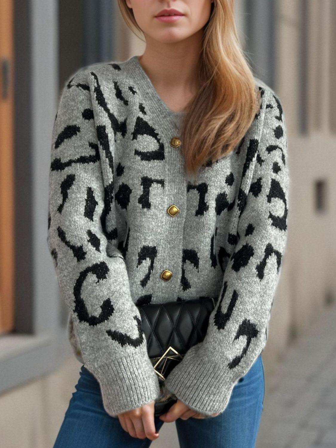 Cárdigan con cuello en V y botones de leopardo