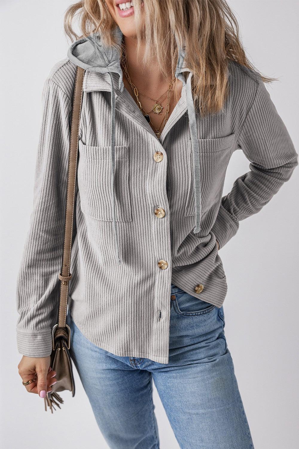 Chaqueta con capucha y manga larga con botones y cordón