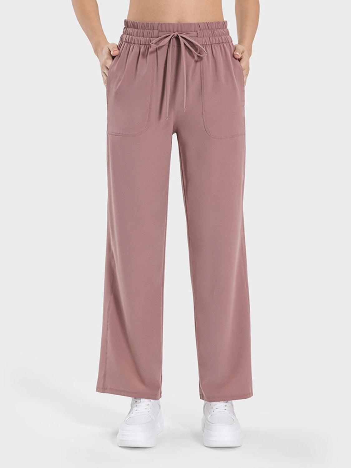 Pantalones deportivos con bolsillos y cordón