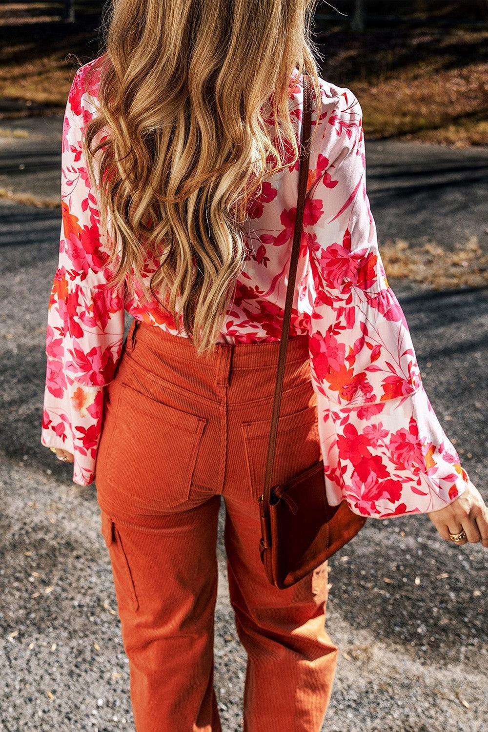 Body con escote en V y botones y mangas acampanadas con estampado floral