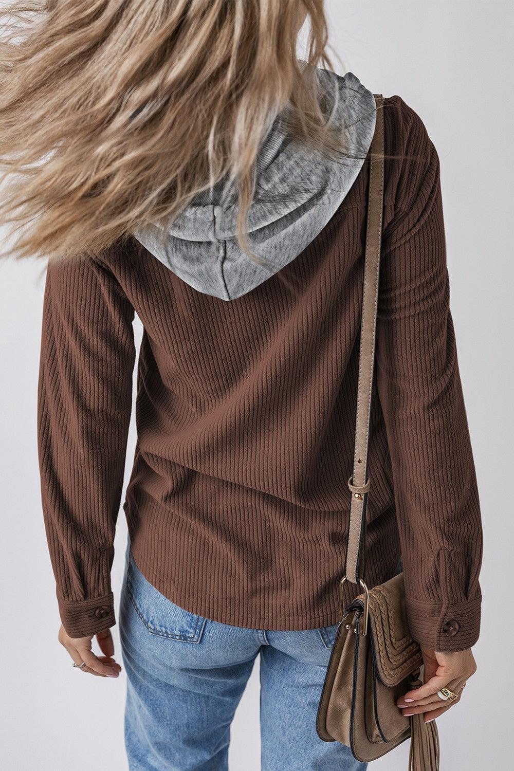 Chaqueta con capucha y manga larga con botones y cordón