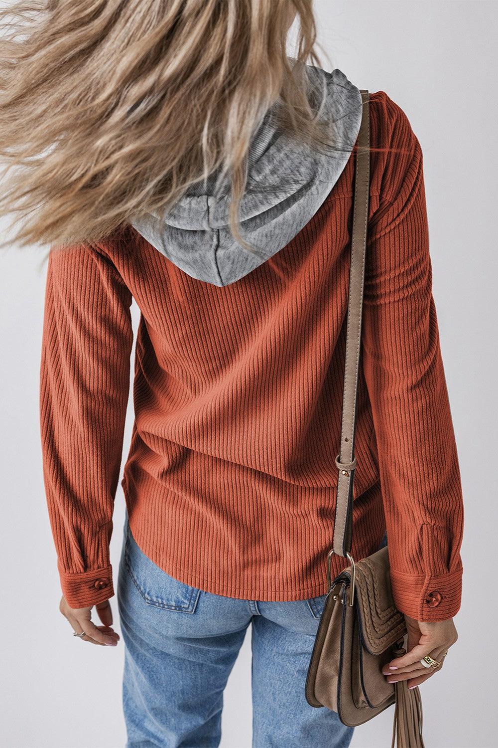 Chaqueta con capucha y manga larga con botones y cordón