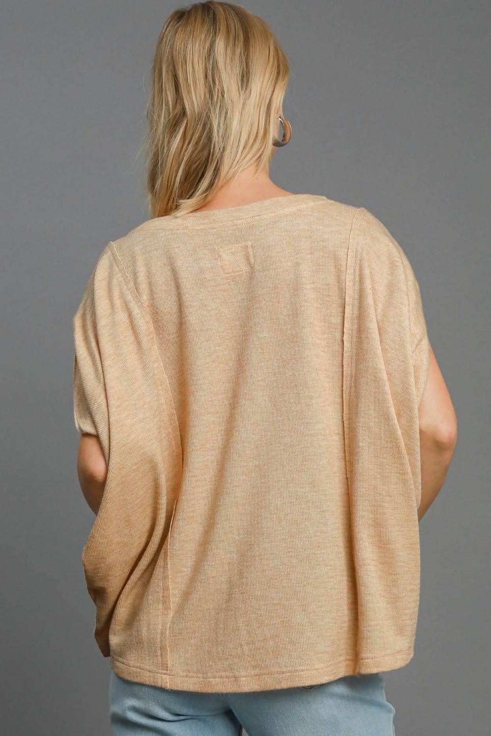 Blusa de punto con cuello redondo y mangas murciélago con costuras expuestas de Umgee