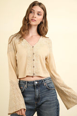 Blusa corta de punto acanalado con botones, detalle de encaje y escote en V de VERY J