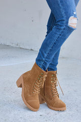 Botas de tacón en bloque con detalle de cremallera y cordones de Forever Link
