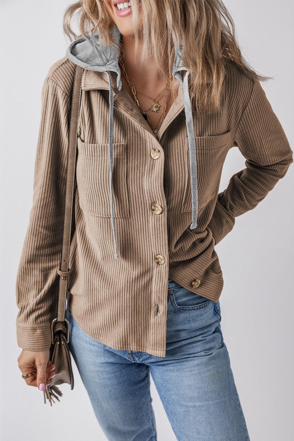 Chaqueta con capucha y manga larga con botones y cordón