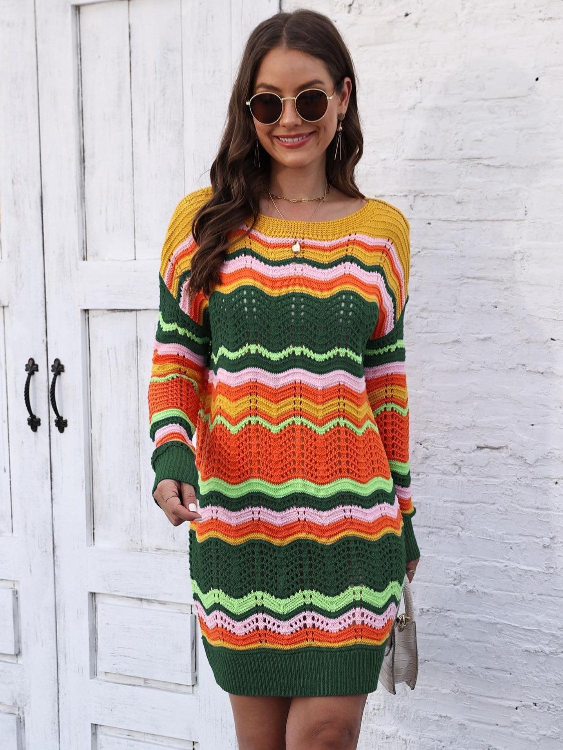 Vestido tipo suéter con cuello redondo y diseño calado