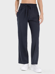 Pantalones deportivos con bolsillos y cordón