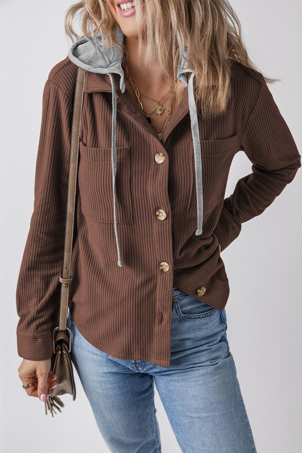 Chaqueta con capucha y manga larga con botones y cordón