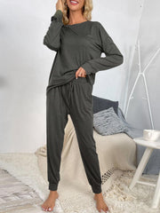 Conjunto de estar por casa con top de cuello redondo y pantalón con cordón