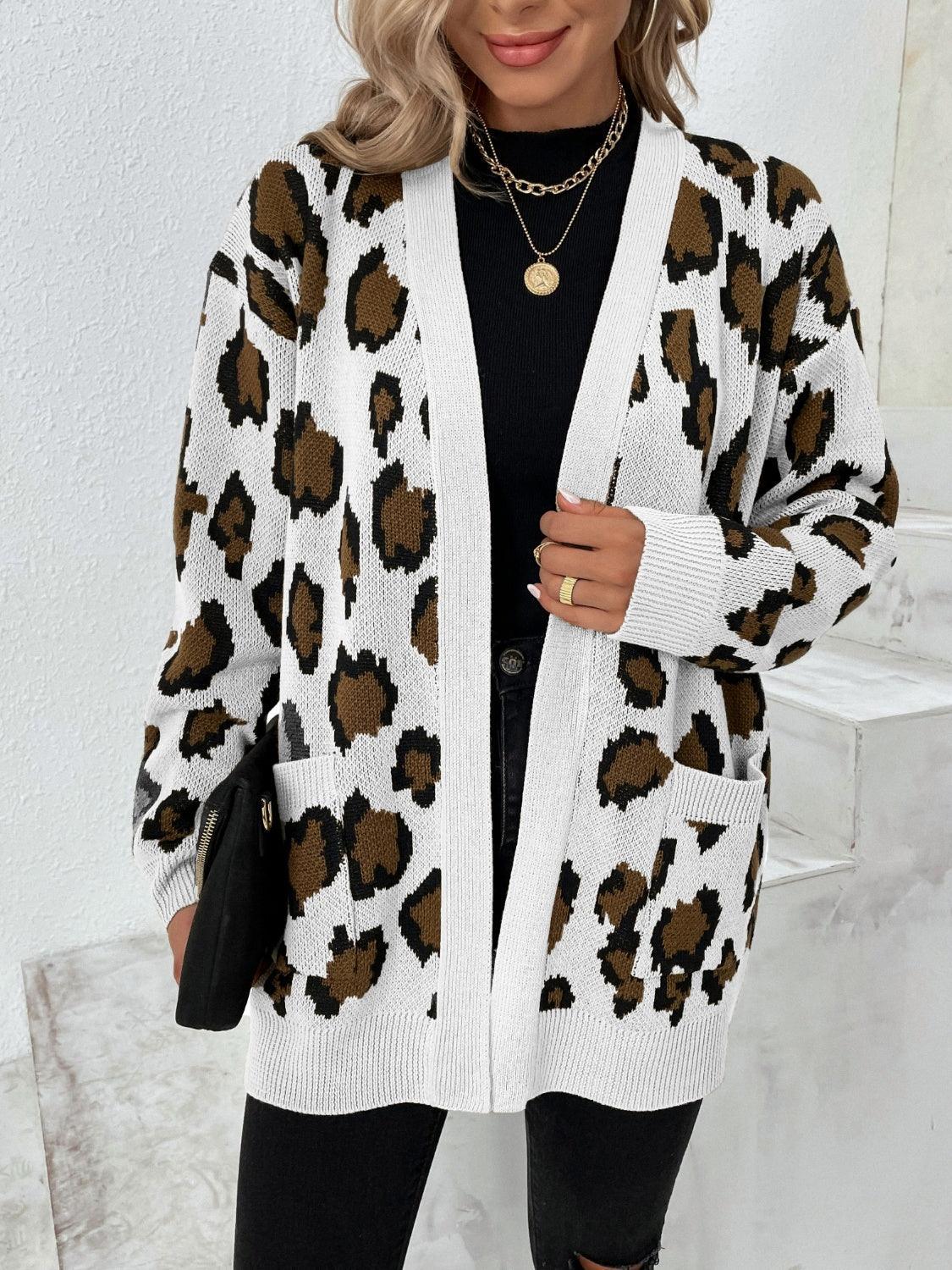 Cárdigan con estampado de leopardo, hombros caídos y frente abierto