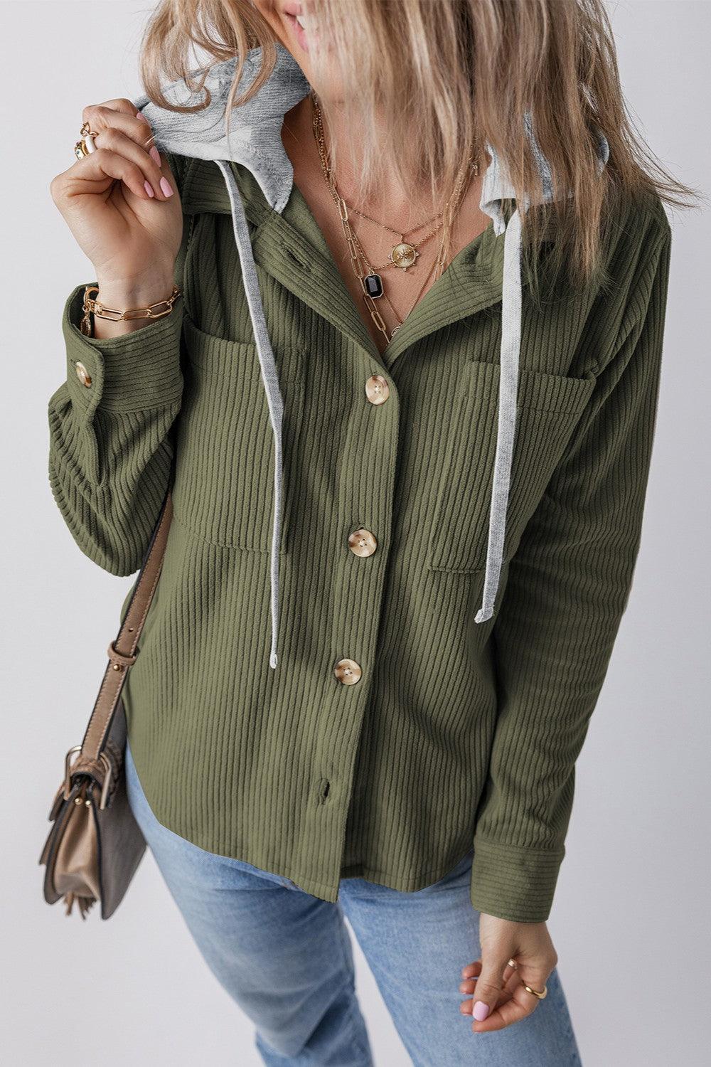 Chaqueta con capucha y manga larga con botones y cordón