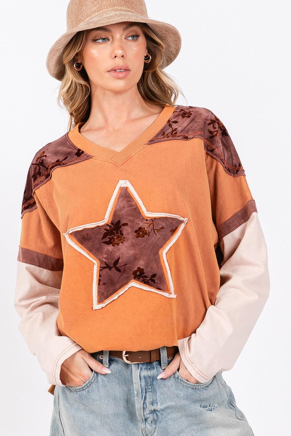 Camiseta de manga larga con bloques de color y parche de estrella de SAGE + FIG
