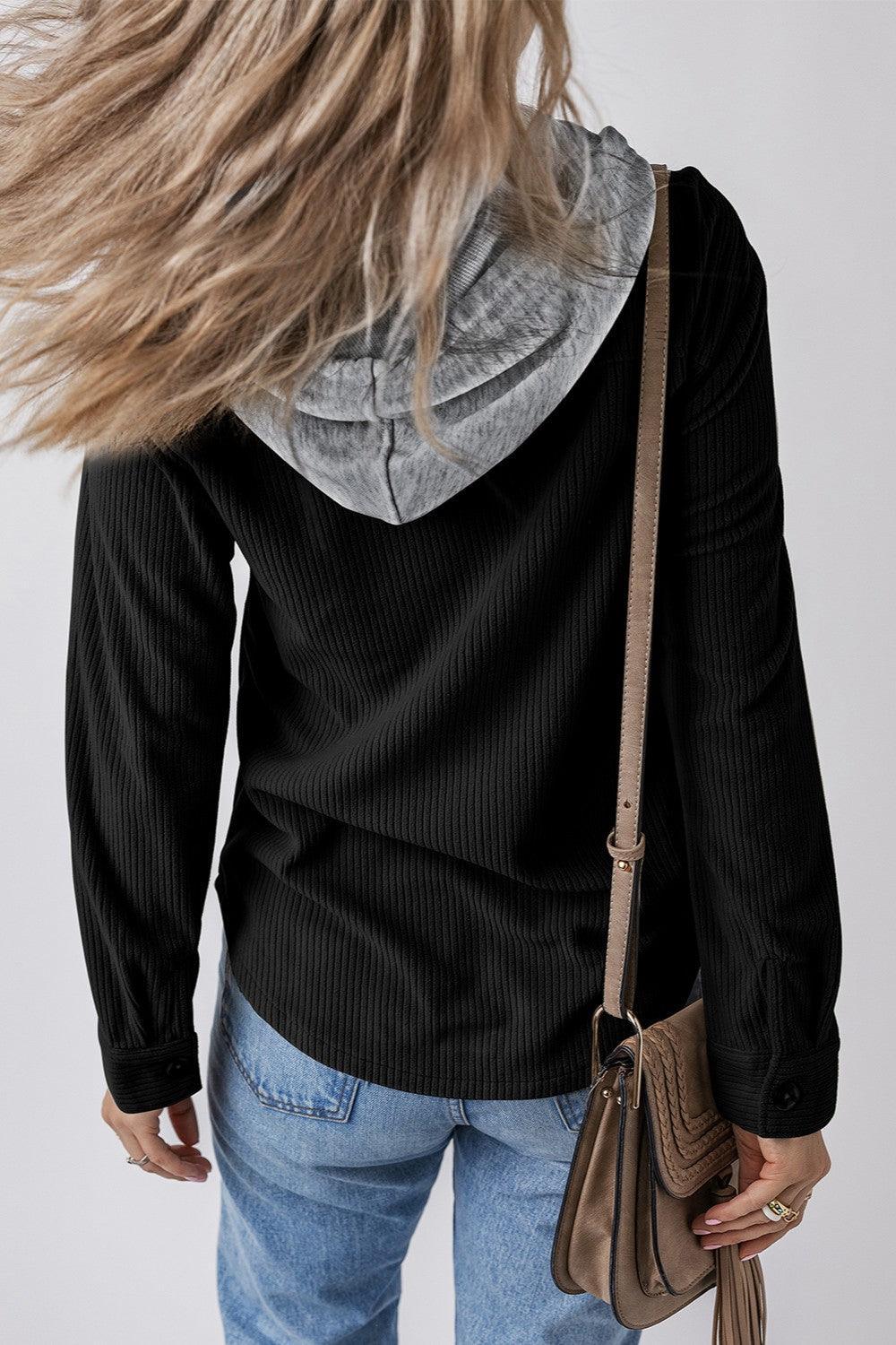 Chaqueta con capucha y manga larga con botones y cordón