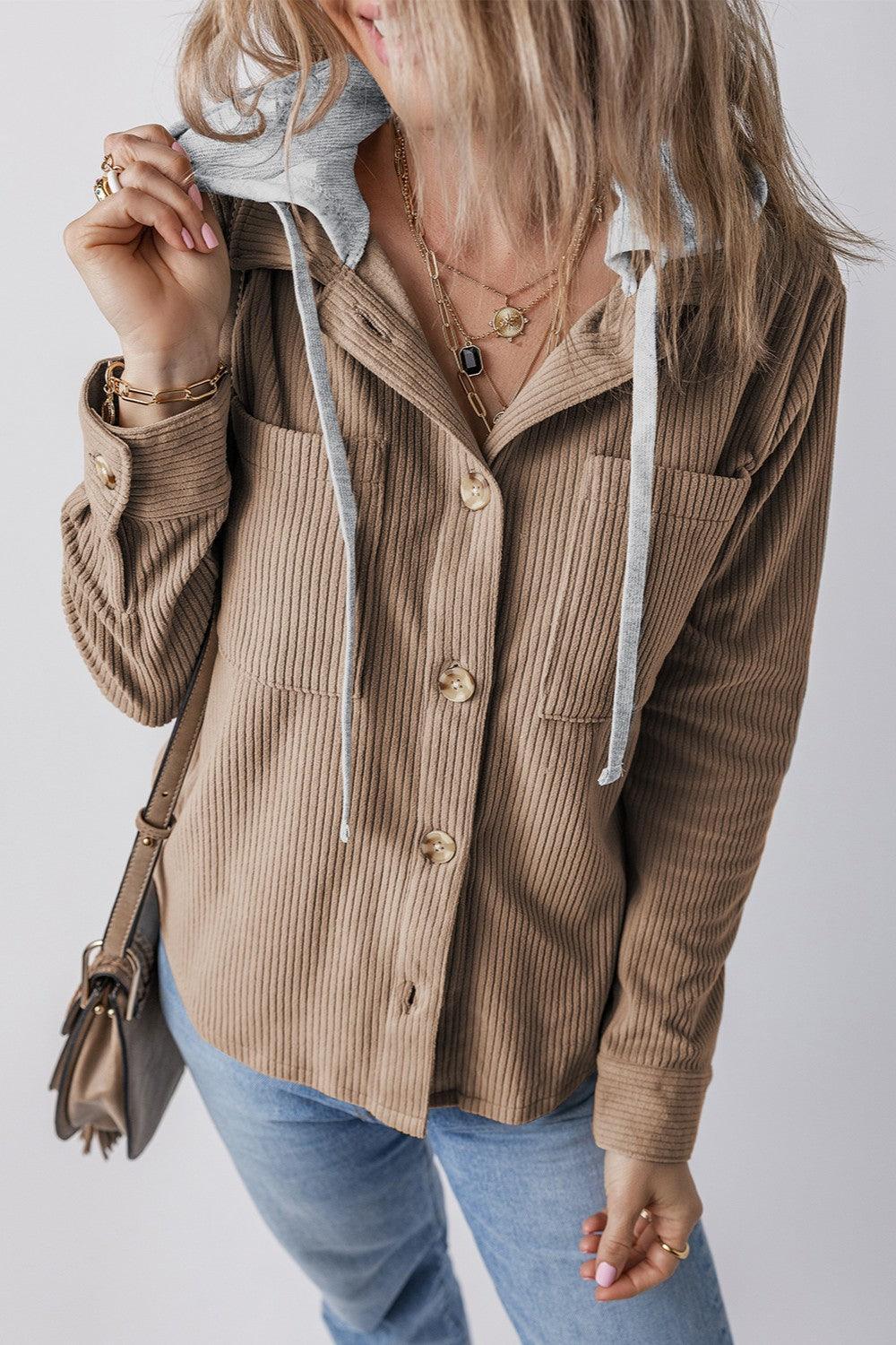 Chaqueta con capucha y manga larga con botones y cordón