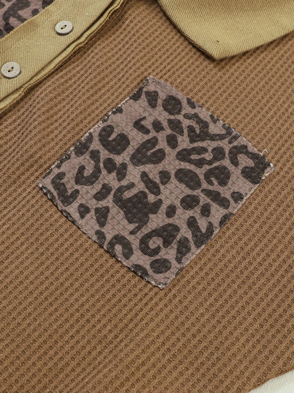 Blusa con cuello de leopardo y medio botón