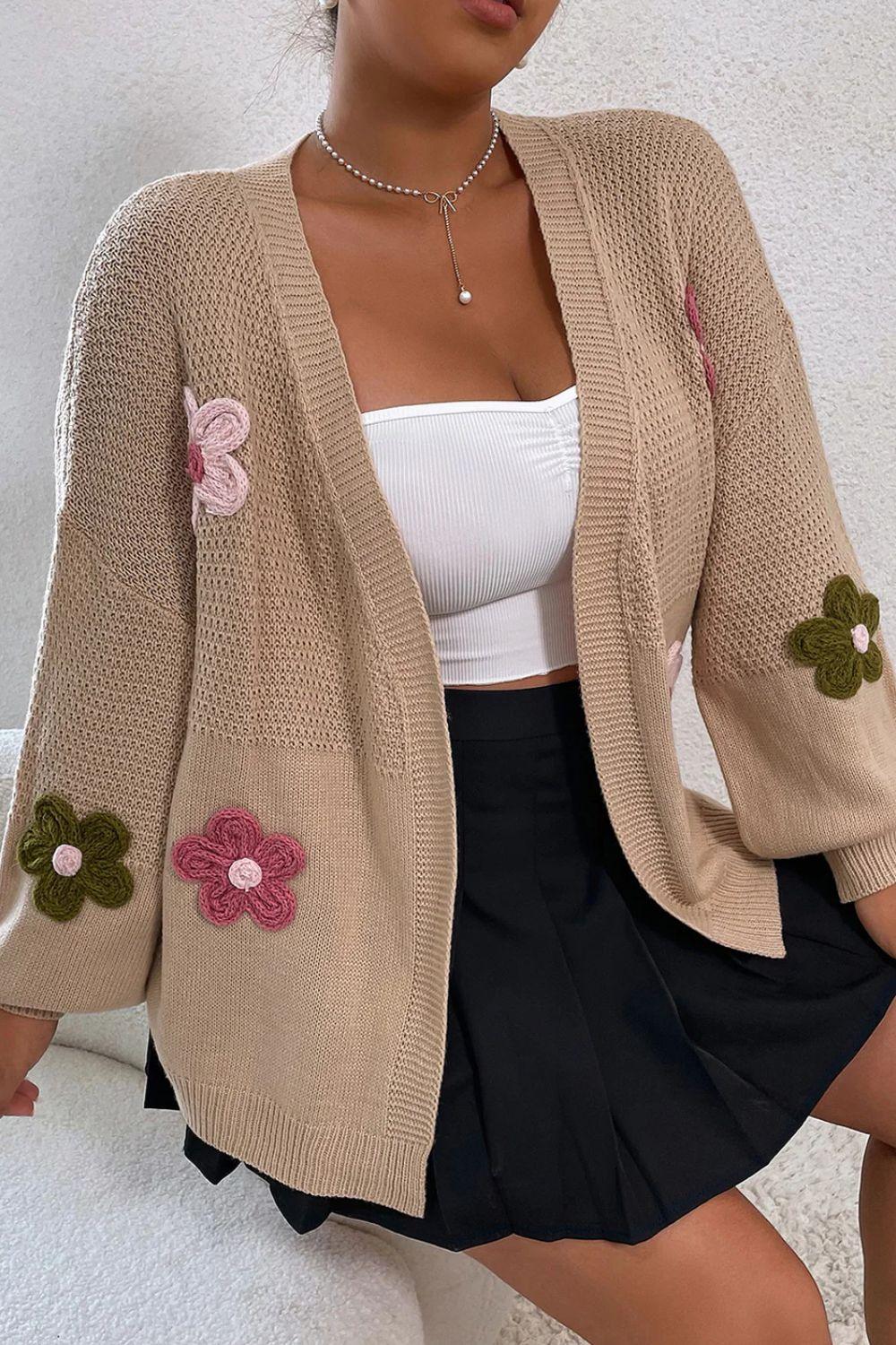 Cárdigan abierto con hombros caídos y apliques florales