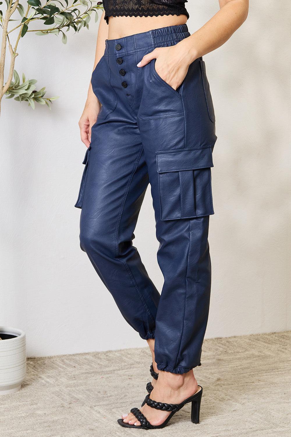 Pantalones de jogging cargo de piel sintética con cintura alta de Kancan