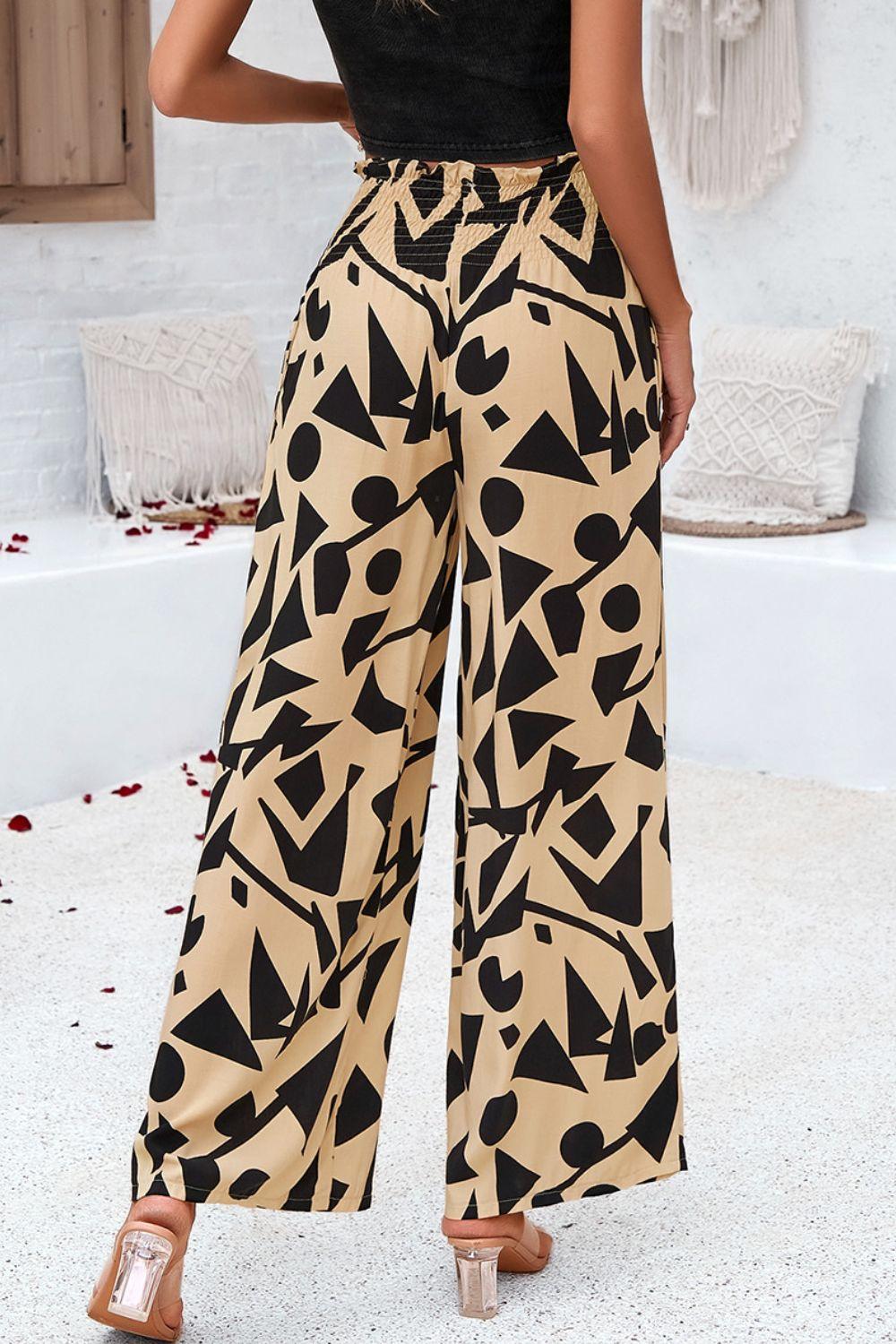 Pantalones anchos con bolsillos y estampado fruncido