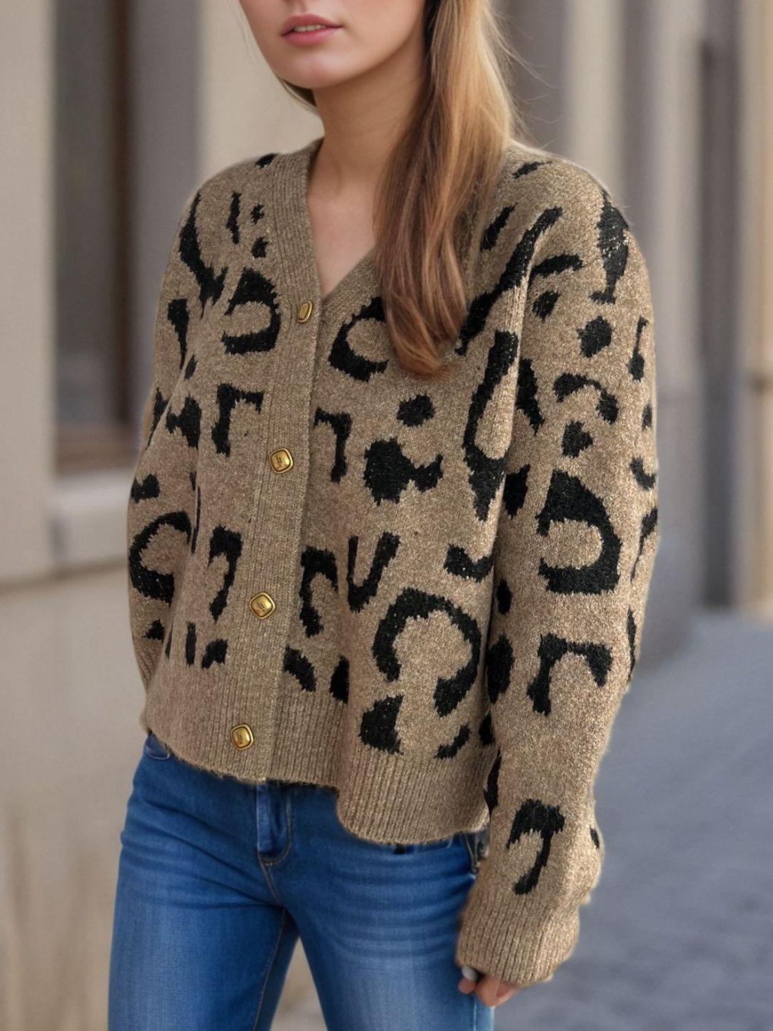 Cárdigan con cuello en V y botones de leopardo