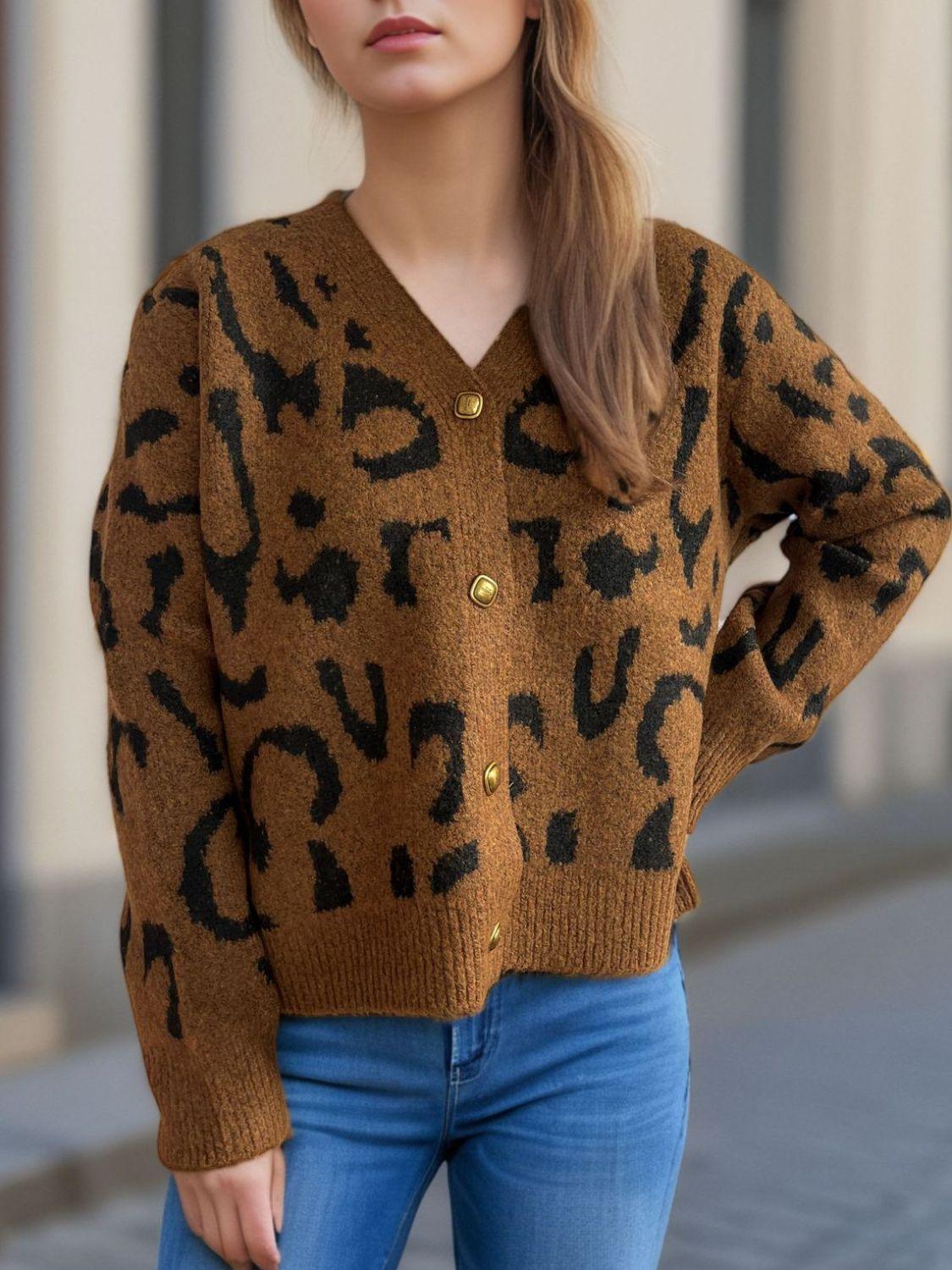 Cárdigan con cuello en V y botones de leopardo