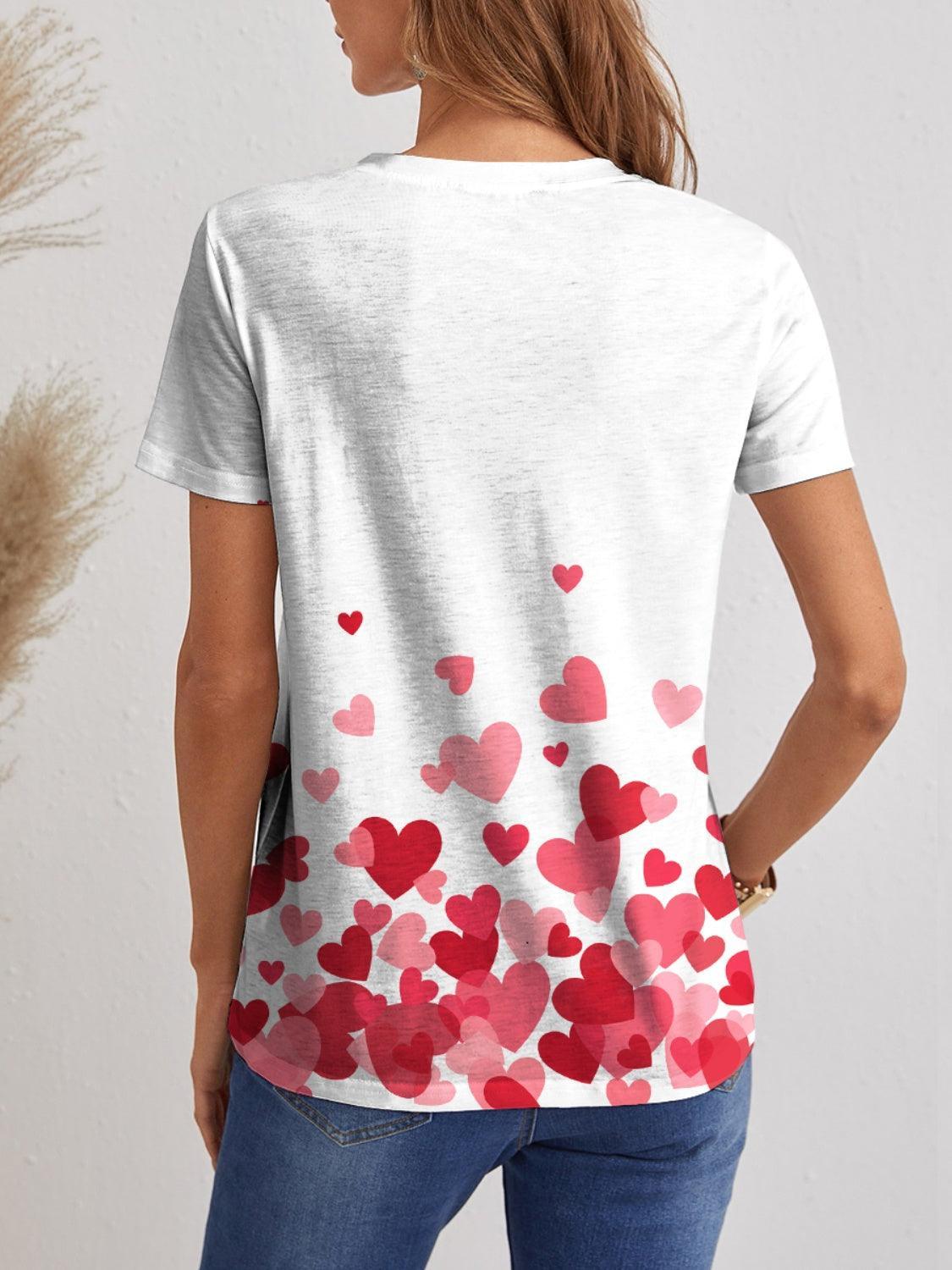 Camiseta de manga corta con escote en V y corazón
