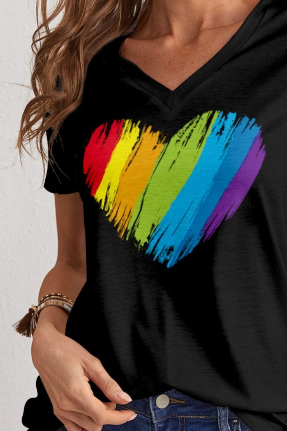 Camiseta con escote en V y hombros caídos con forma de corazón