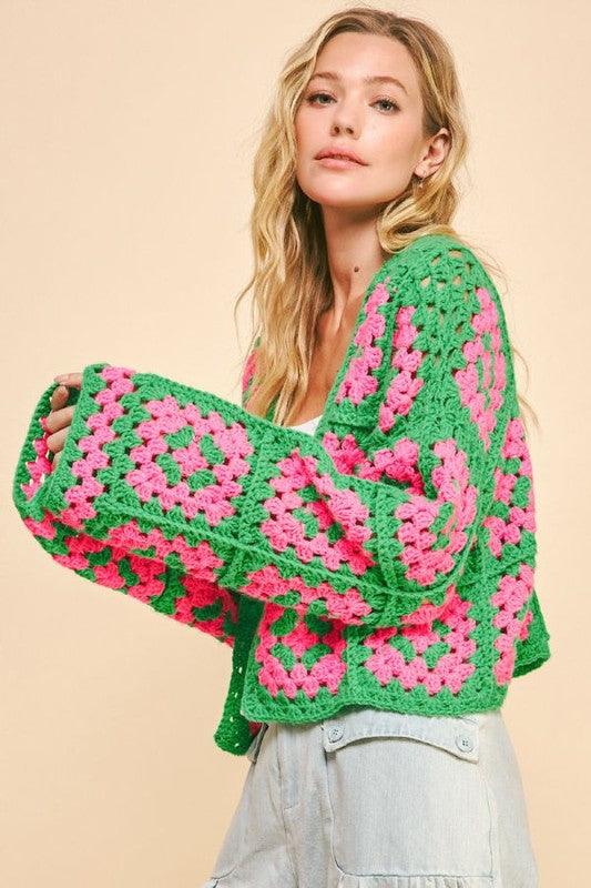 Cárdigan abierto de crochet con flores cuadradas en dos tonos de tamaño completo de Davi &amp; Dani 
