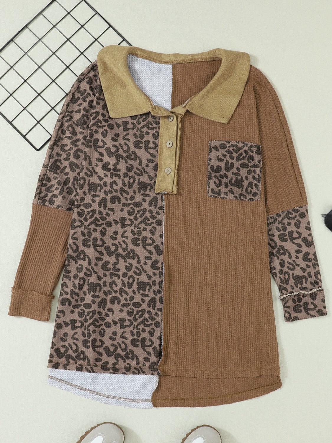 Blusa con cuello de leopardo y medio botón
