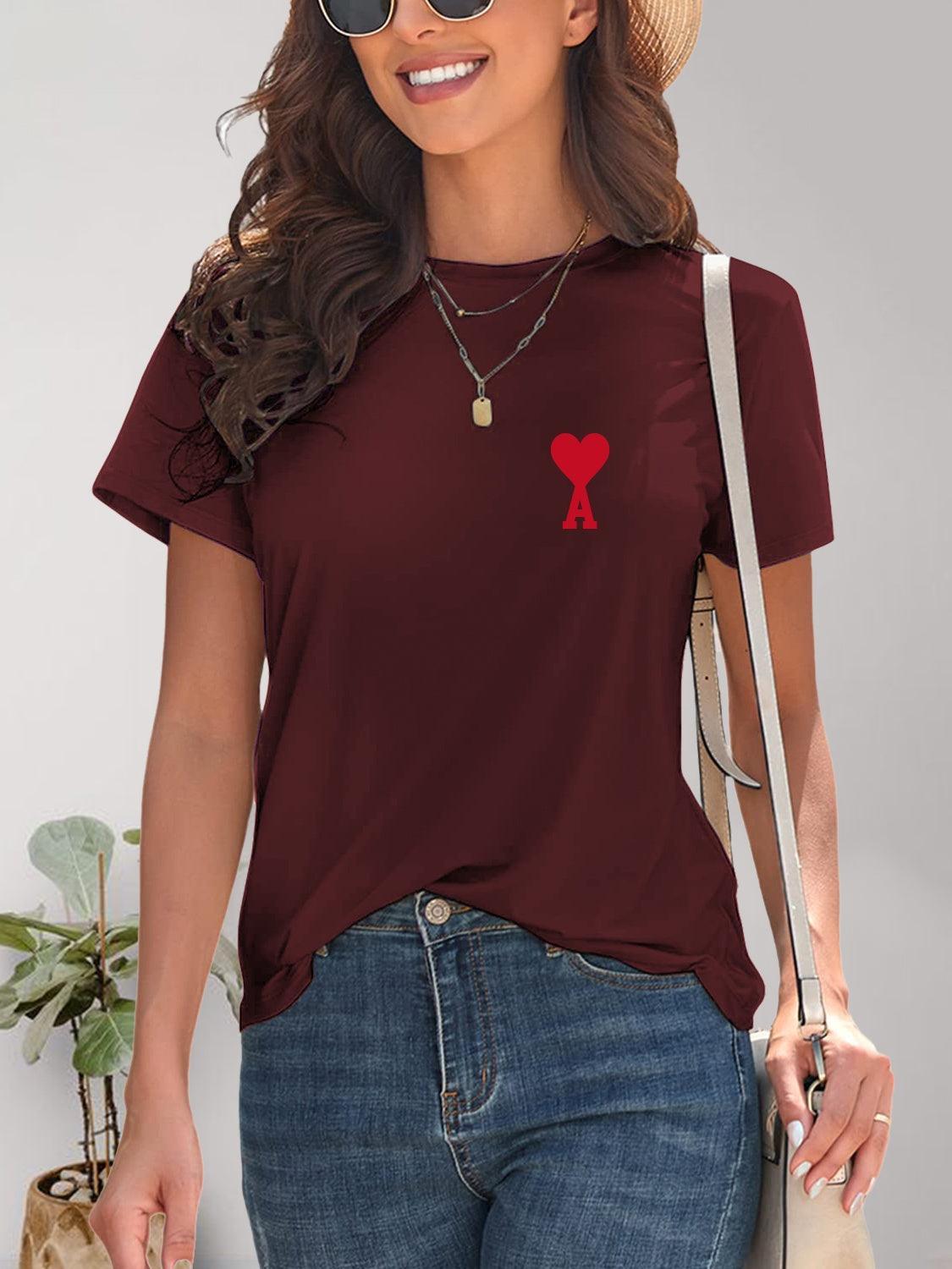 Camiseta de manga corta con cuello redondo y corazón