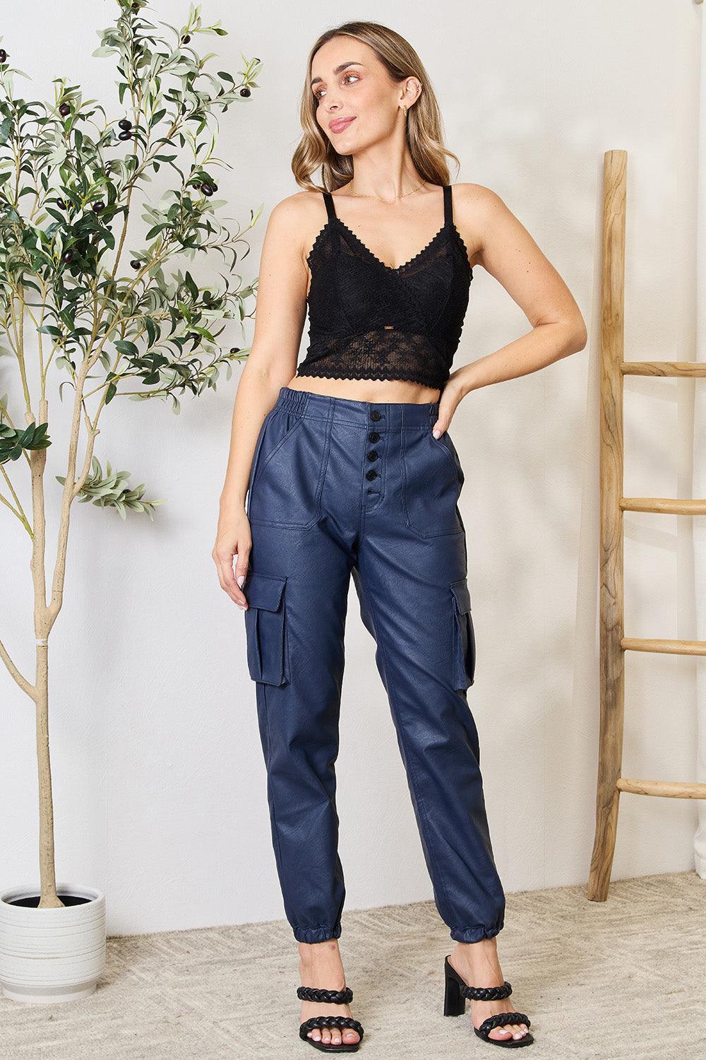 Pantalones de jogging cargo de piel sintética con cintura alta de Kancan