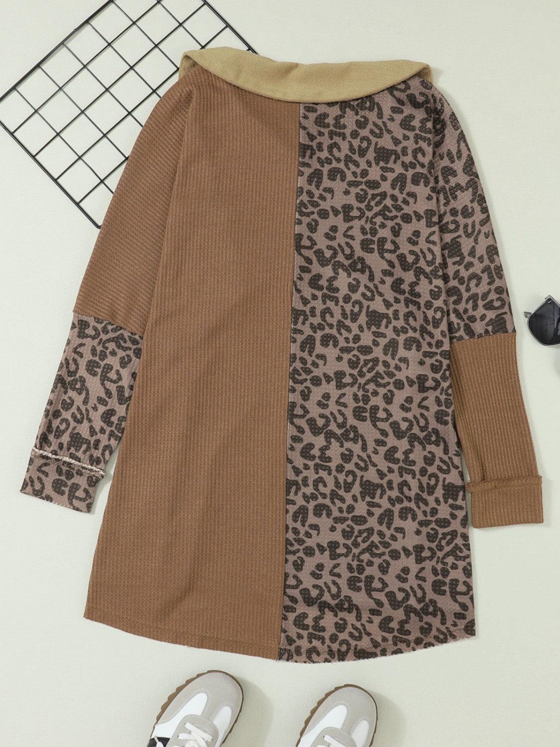 Blusa con cuello de leopardo y medio botón