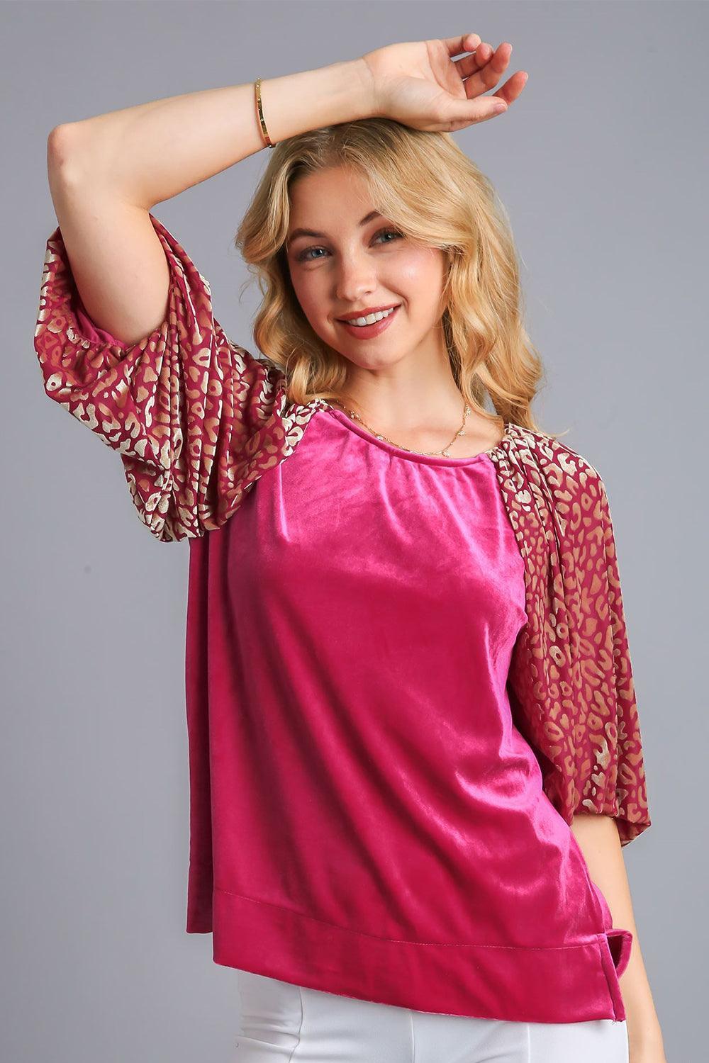 Blusa de terciopelo con mangas abullonadas y cuello redondo de leopardo de Umgee