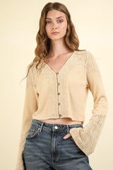 Blusa corta de punto acanalado con botones, detalle de encaje y escote en V de VERY J